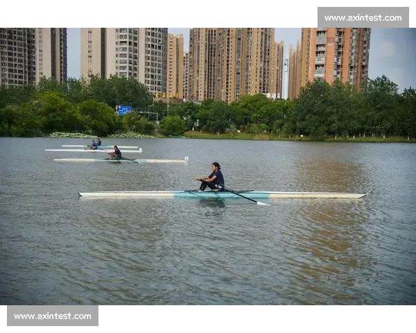 围绕赛艇比赛发展历程竞技精神与团队协作的深度探索当代影响研究 - 副本